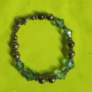 Small stretch beaded blue faceted silvertone bracelet